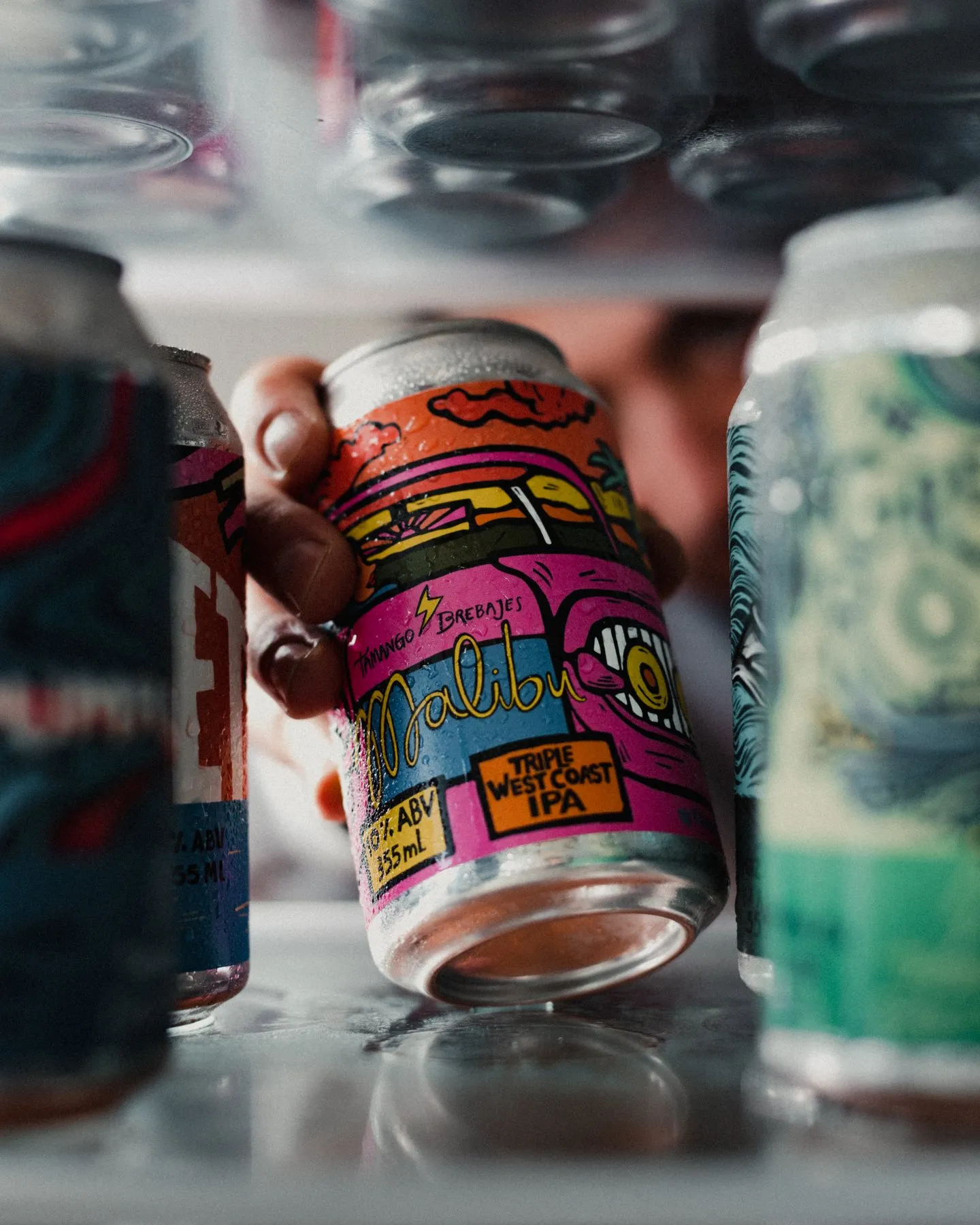 Latas Tamango enfriándose en hielo, listas para tu evento